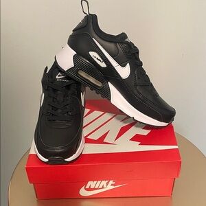 ✨BRAND NEW ✨ Nike Air Max Black and White Athletic Shoes size 2 1/2 Y